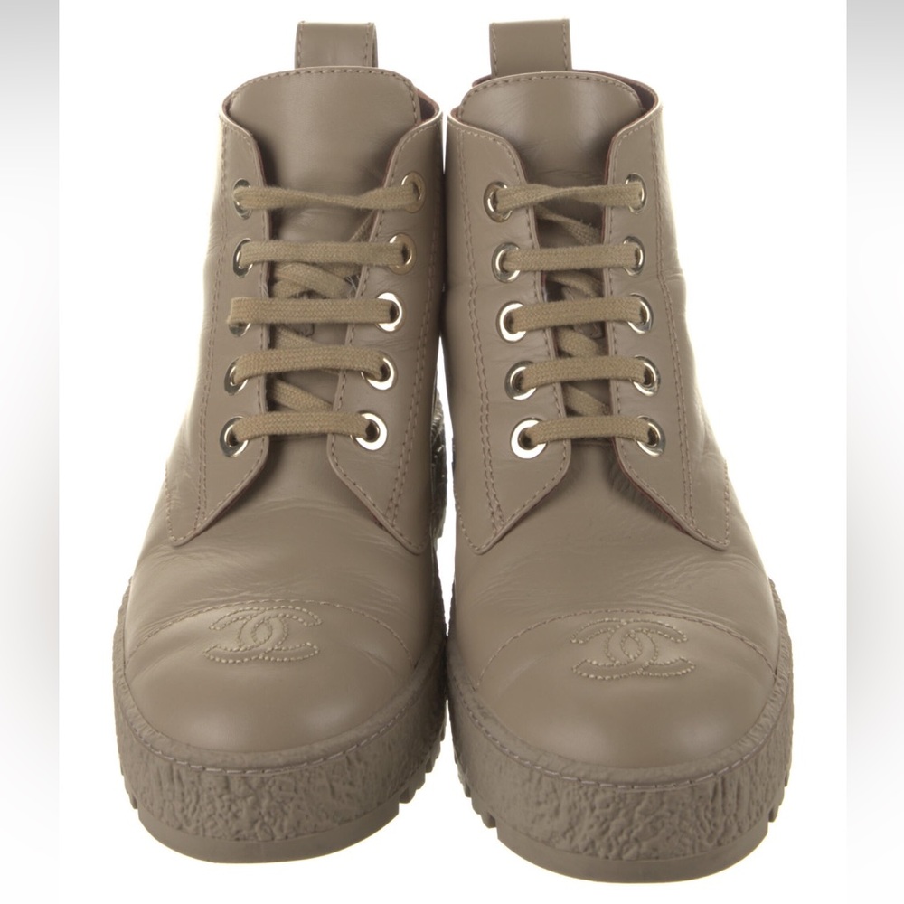 EUC Authentic 2021 Chanel Interlocking CC Logo Lace-up Combat Boots Ecru/Beige